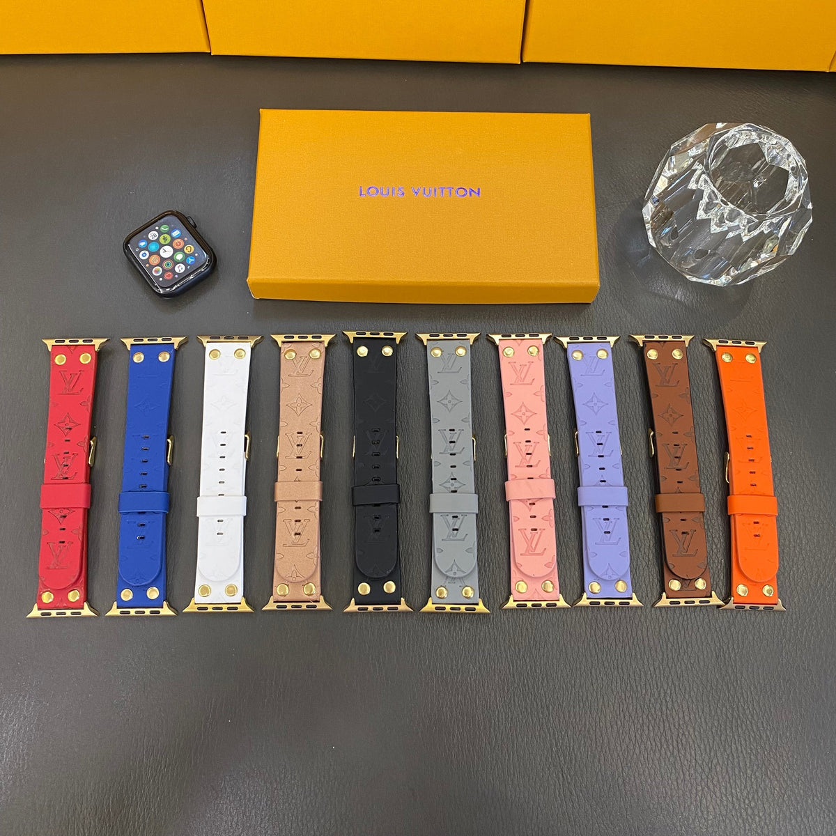 Bracelet de rechange Apple avec décoration en rivets et monogramme en relief WATCH BANDS
