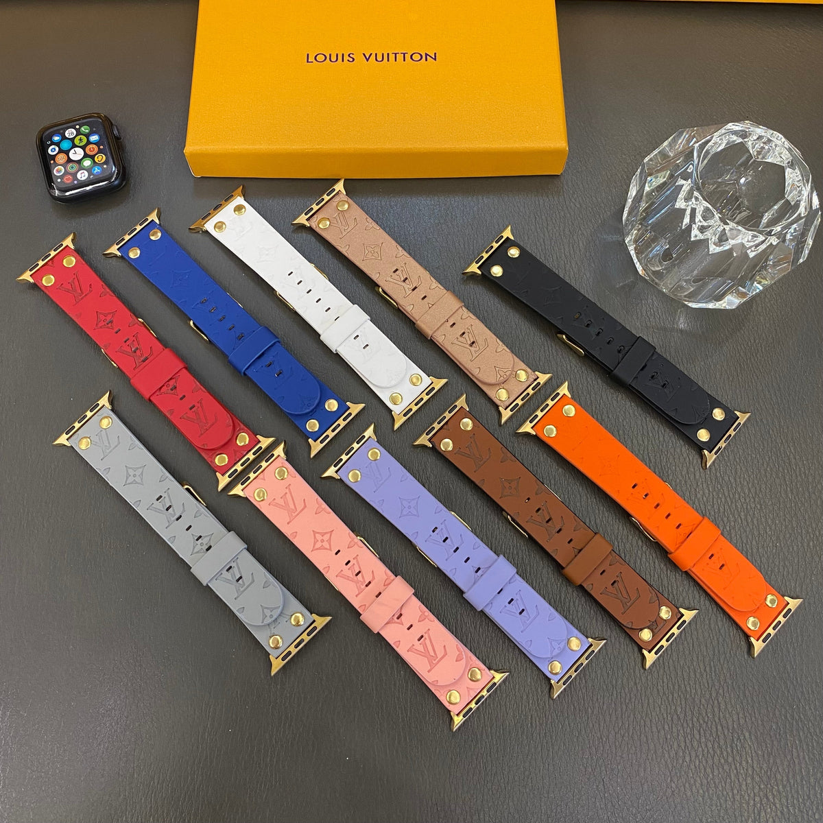 Bracelet de rechange Apple avec décoration en rivets et monogramme en relief WATCH BANDS